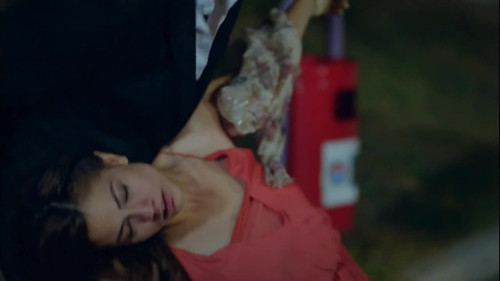 Sana Bir Sir Verecegim Ep 7 Demet Ozdemir chl, b&g 2.jpg