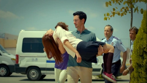 Sana Bir Sir Verecegim Ep 5 Demet Ozdemir zap 2.jpg