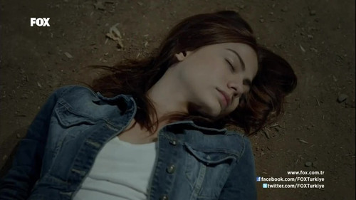 Sana Bir Sir Verecegim Ep 12 Demet Ozdemir faint.jpg