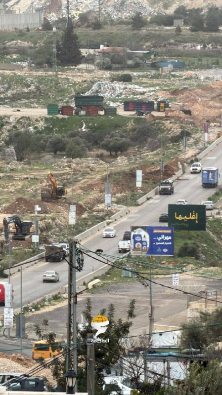 قوات الاحتلال تجري أعمال تجريف بين بلدة الرام وحاجز قلنديا، شمال القدس المحتلة، استمرارا لأعمال شارع 45 الاستيطاني...