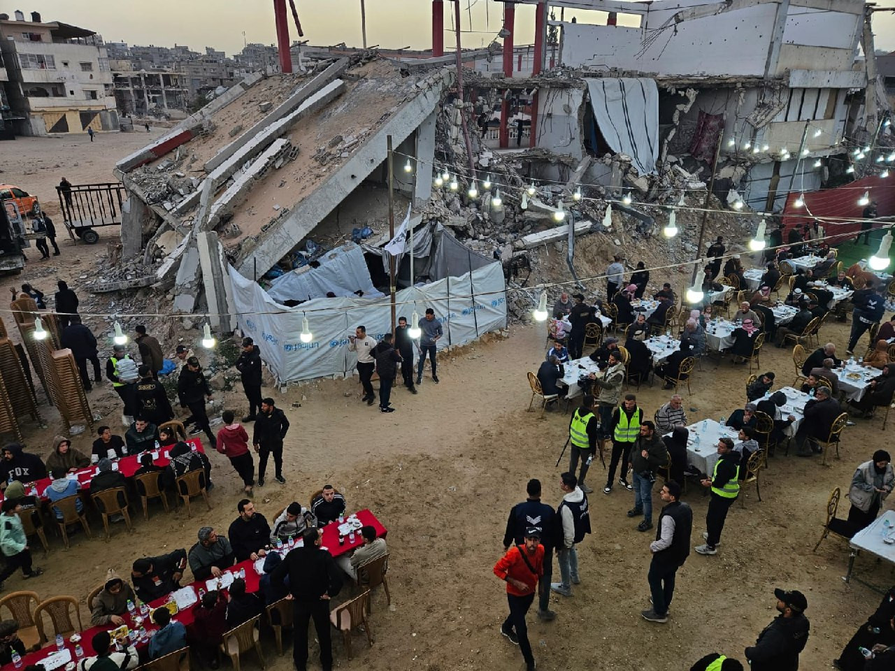في أول يوم من رمضان..

إفطار جماعي للنازحين في مدينة خان يونس، جنوب قطاع غزة....