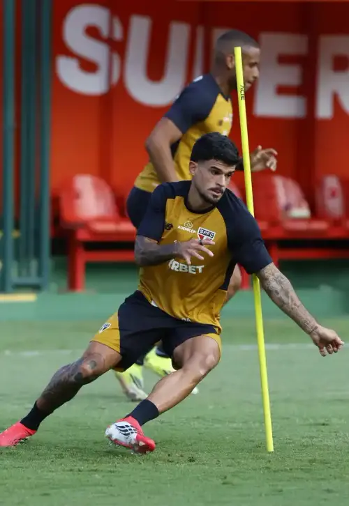 São Paulo aprimora estratégias em treino com Cauly, avaliando novas formações contra time sub-20