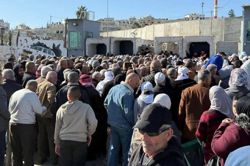 أعداد كبيرة تتوافد إلى حاجز قلنديا شمال القدس المحتلة لأداء صلاة الجمعة الأولى من رمضان في الأقصى، وسط تضييقات شديدة من الاحتلال ومنع الكثير من الدخول...