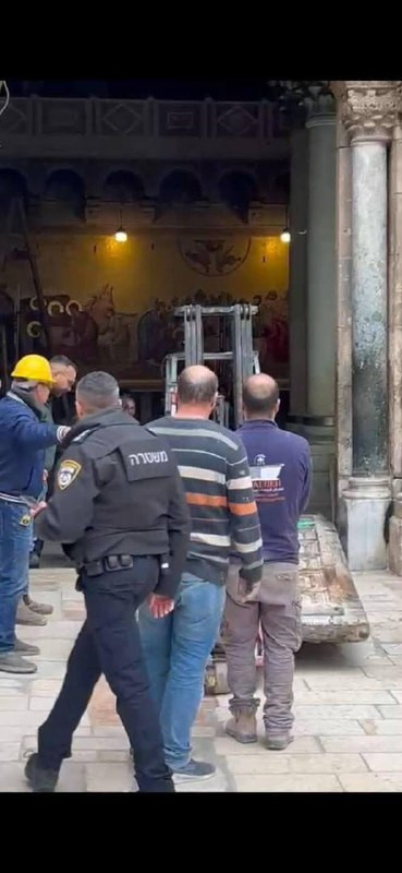 مصادر مقدسية:إزالة الباب الخشبي الرئيسي لكنيسة القيامة، الذي يُقدّر عمره بنحو 900 عام، دون أي إشعار مسبق أو توضيحات رسمية حتى اللحظة....