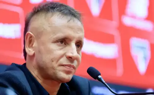 Cicinho detona diretoria do São Paulo por saída de Crespo