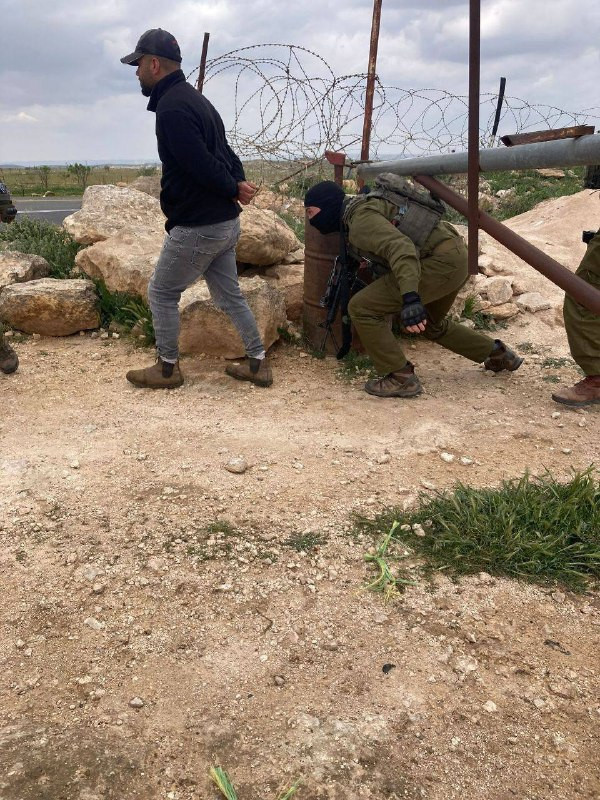 صورة | قوات الاحتلال تعتقل شابًا من خربة هريبة النبي في مسافر يطا جنوب الخليل، وذلك بعد اعتداء المستوطنين المتكرر على المنطقة وتصدي الأهالي لهم....