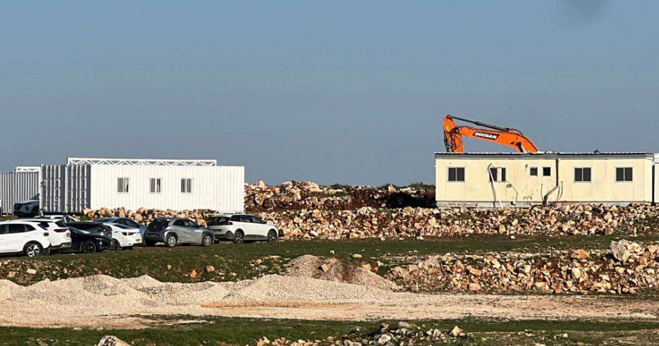 القناة 14 العبرية: عشرات الشاحنات نقلت طوال الليل كرفانات وأقامت بشكل رسمي مستوطنة جديدة باسم "هار عيبال" في قلب شمال الضفة الغربية، وهي جزء من قائمة ...