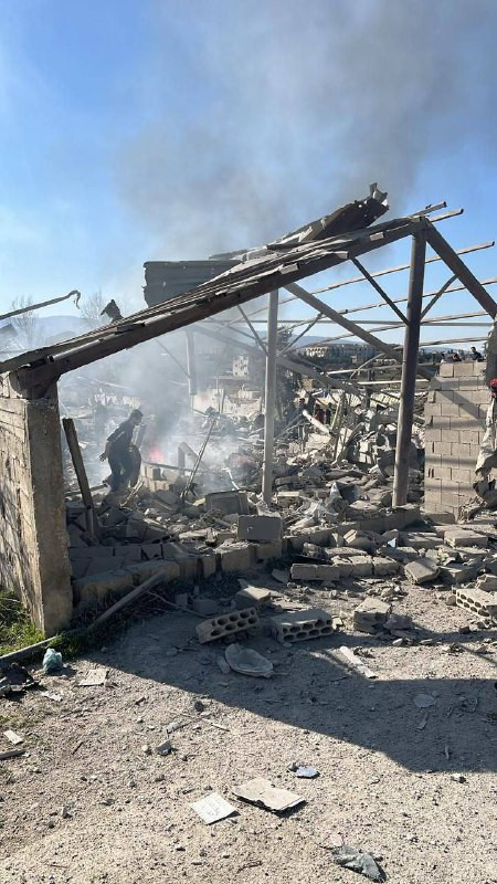 الاحتلال يرتكب مجزرة جديدة في لبنان، ارتقاء وإصابة العشرات من السوريين في قصف غرفهم ببلدة تمنين بالبقاع شرقي لبنان...