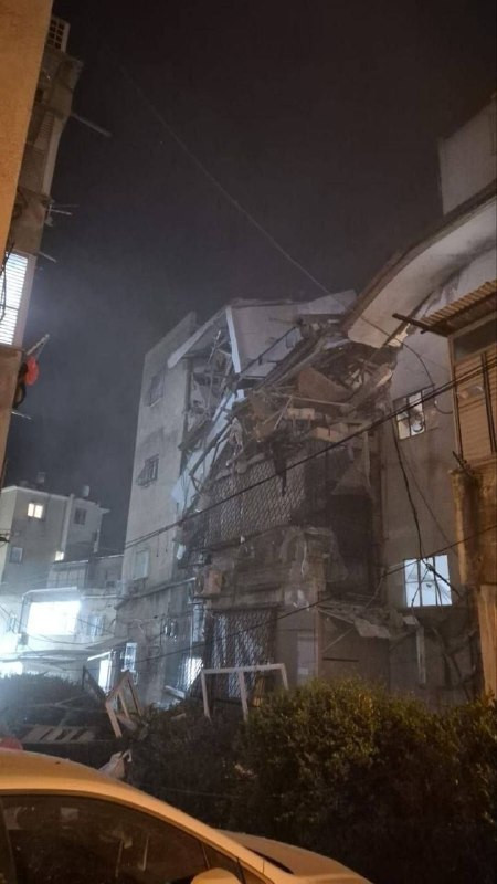 انهيار جزء من مبنى في وسط إسرائيل؛ جراء مقذوف صاروخي إيراني....