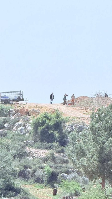 بحماية من شرطة وقوات الاحتلال.. مستوطنون يشرعون ببناء بؤرة استيطانية على أراضٍ تابعة لبلدة بيت إكسا شمال غرب القدس المحتلة....