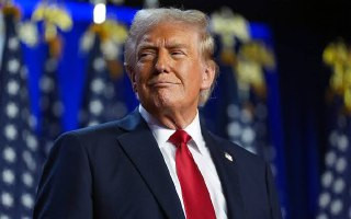 ترامب:
 • علينا أن نواصل العمل بالطريقة ذاتها وسنرى ما سيحدث.
 • إيران فقدت بحريتها ولا تتوفر لديها طائرات.
 • قضينا على جميع سفن التلغيم الإيرانية في...