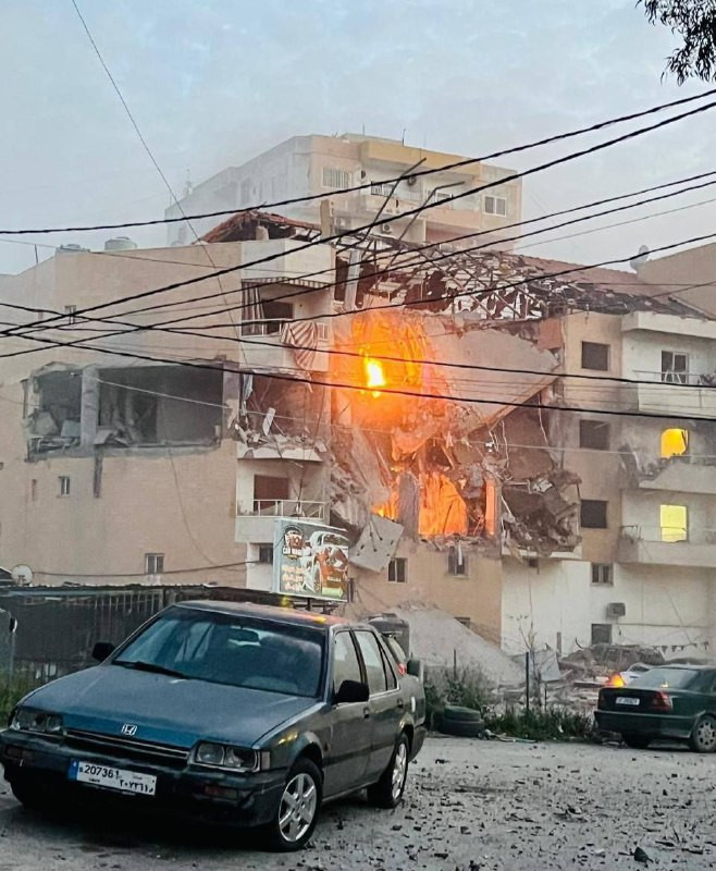 صورة| طيران الاحتلال يستهدف مبنى بمدينة صور، جنوب لبنان....