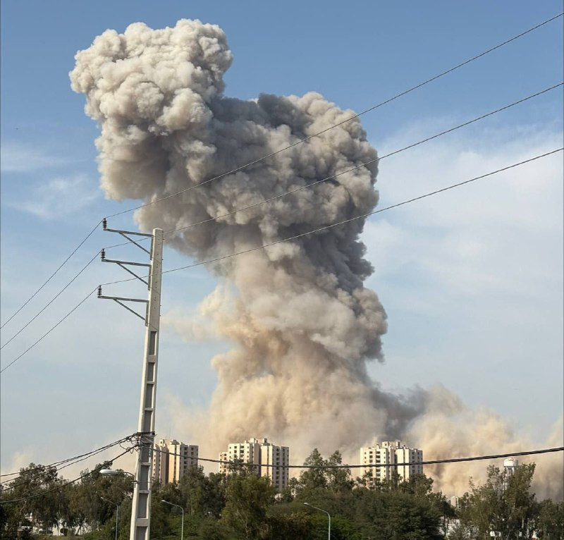 غارة جوية إسرائيلية عنيفة على مدينة بوشهر في إيران....