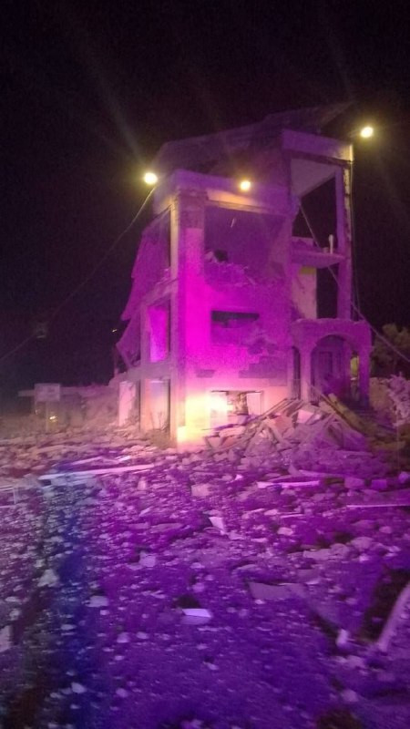 شاهد / دمار في مبنى داخل بلدة "الكفور" جنوب لبنان؛ جراء قصف طيران الاحتلال....