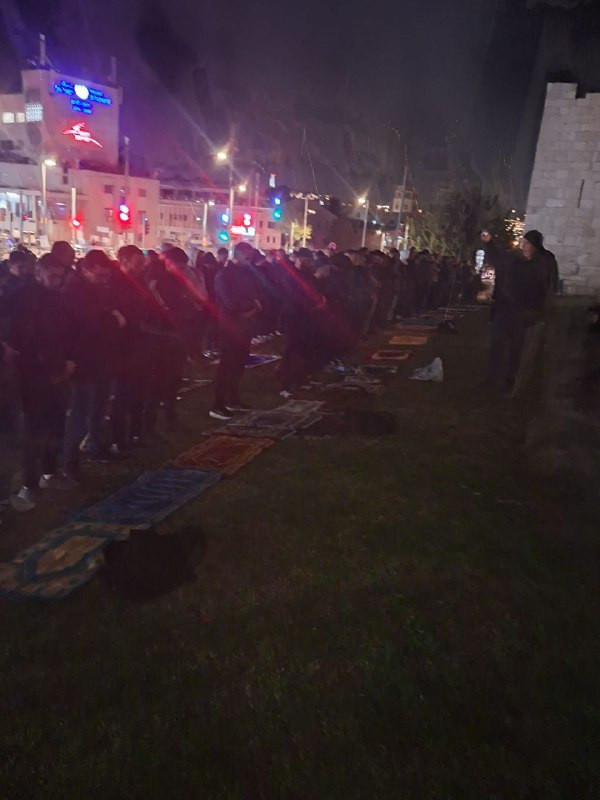 شبان يؤدون صلاة التراويح أمام أسوار المسجد الأقصى، تزامنا مع استمرار الاحتلال بإغلاقه أمام المصلين....