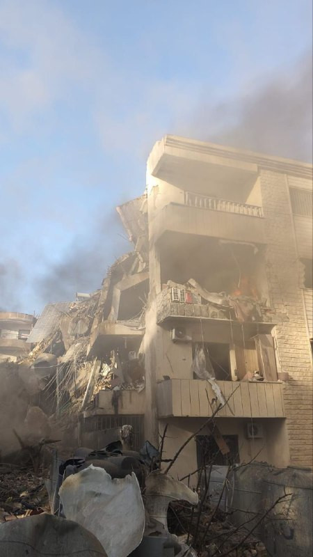 آثار الدمار في بلدة "كفر جوز" جنوب لبنان؛ جراء غارة إسرائيلية على مبنى، قبل قليل....