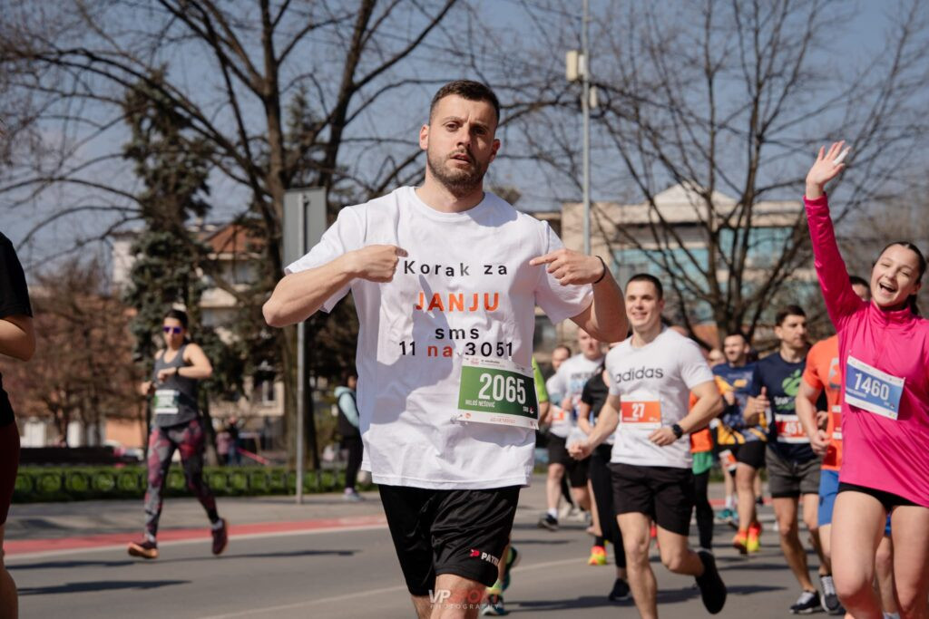 Humanitarni maraton iz Topole za lečenje Janje Stojanović: Miloš Nešović trči više od 100 kilometara do Beograda