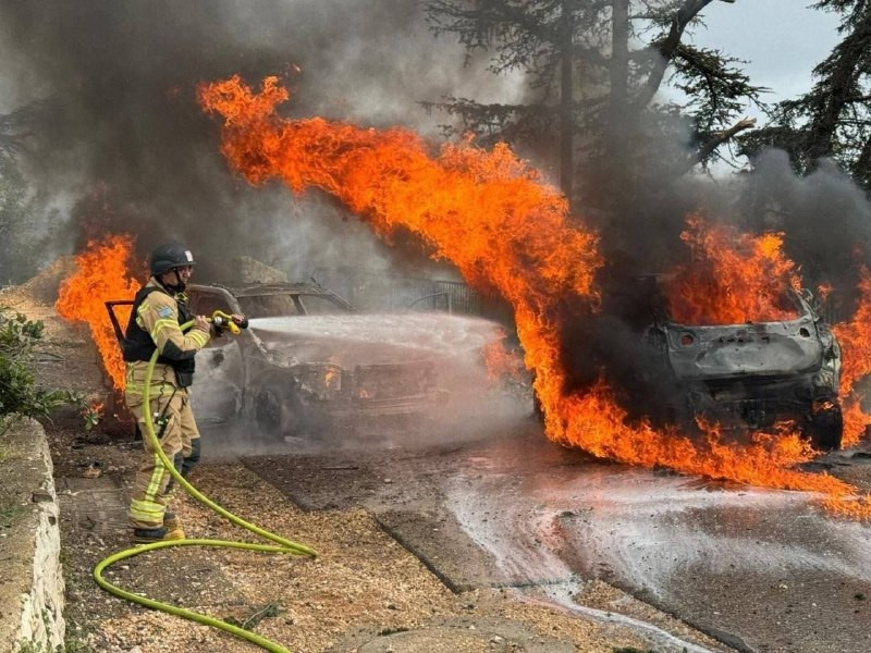 صور من مكان مقتل إسرائيلي وتفحم مركبتين بعد استهداف حزب الله لمستوطنة "مسجاف عام" عند حدود لبنان مع فلسطين المحتلة....