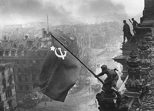 Raising a flag over the Reichstag Restoration.jpg