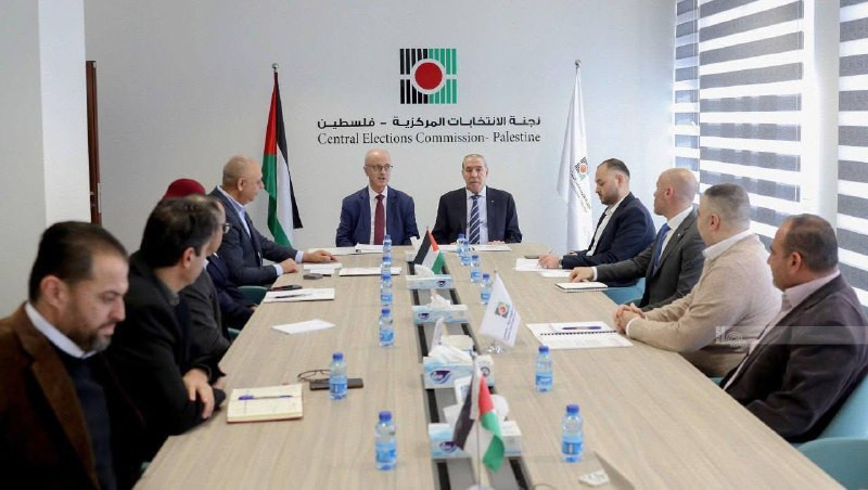 متابعة || نائب رئيس دولة فلسطين، حسين الشيخ يزور مقر لجنة الانتخابات المركزية الفلسطينية، ويلتقي برئيس اللجنة رامي الحمدالله...