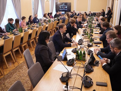 HAy1XI2aMAAxqJL?format=jpg.1