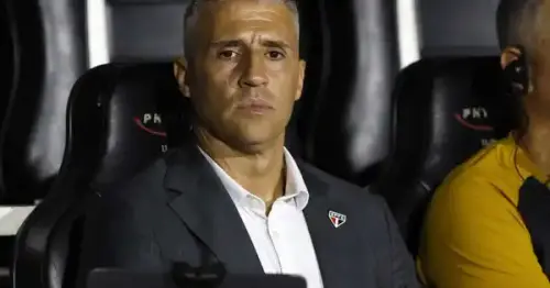 Torcida protesta contra saída de Crespo e cogita Filipe Luís