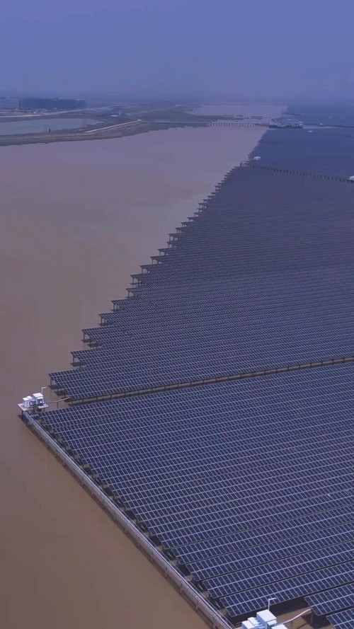 GK GuGsLegEqLVE9.jpg