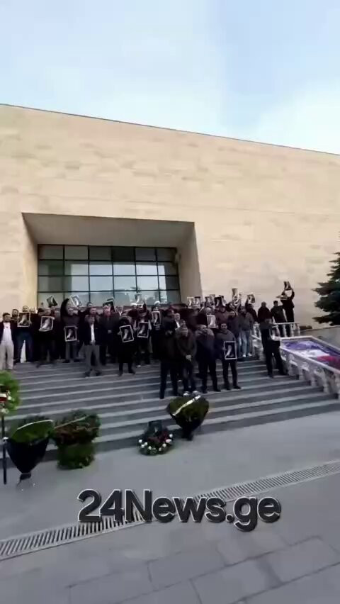 HKEc3aIwwJ 4G0VO.jpg