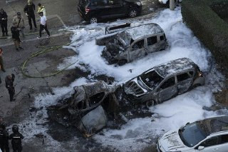 جانب من الدمار الكبير وتفحم مركبات في مستوطنة "بني براك" وسط فلسطين المحتلة؛ بسبب صاروخ إيراني ثقيل...