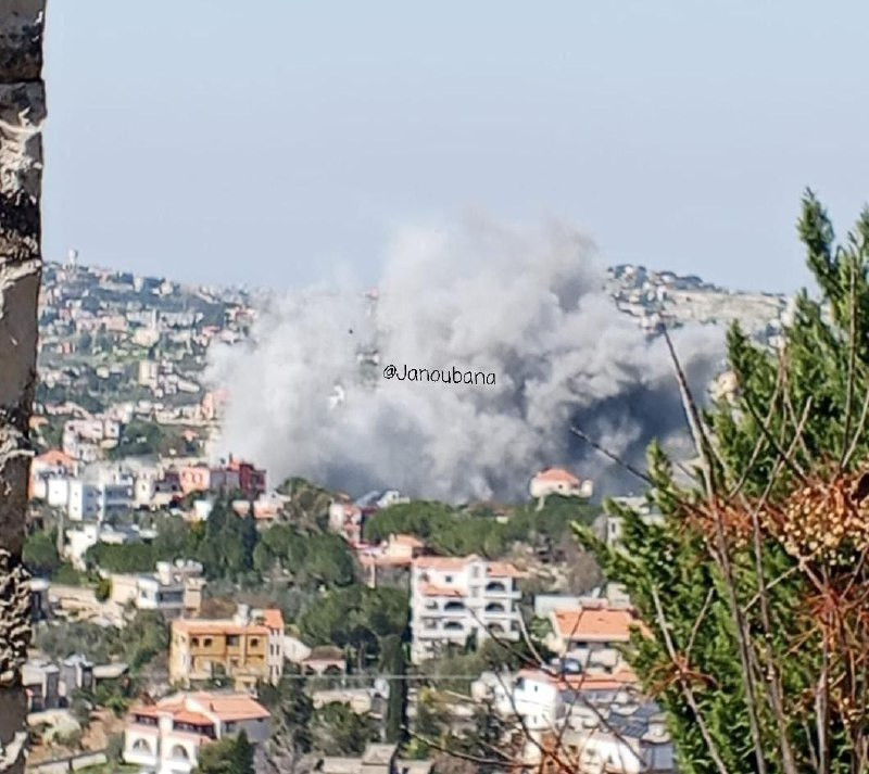 طيران الاحتلال يشن غارة على بلدة حاروف جنوب لبنان...