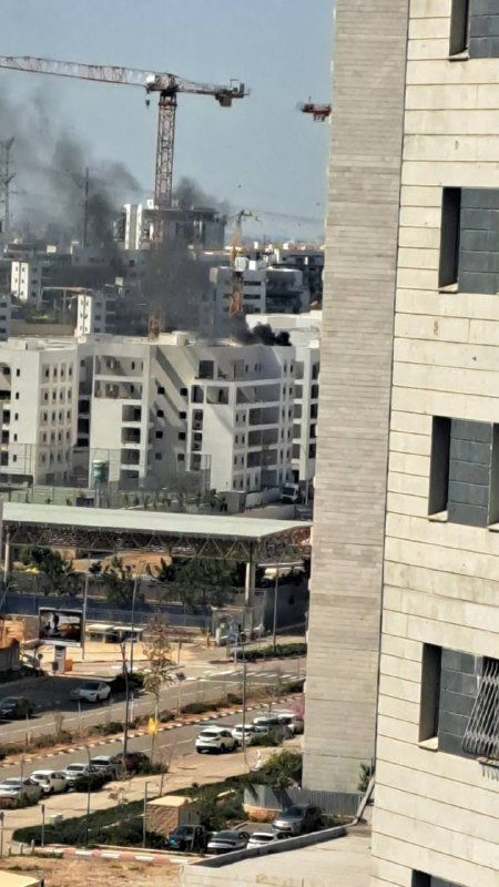 صعود أعمدة الدخان من مواقع في وسط إسرائيل بعد استهدافها بالصواريخ الإيرانية...