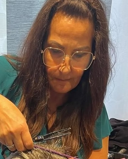 “Manchmal braucht es nur einen Haarschnitt, um sich wie ein neuer Mensch zu fühlen! ✂️✨ Von lang 2 K.jpg