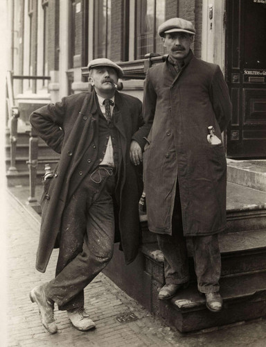 Voor een reportage in Het Leven in december 1925 loopt de zanger Kees Pruis als cementwerker enige u.jpg