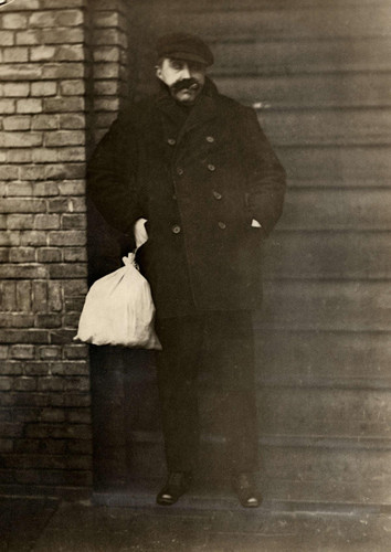 Voor een reportage in Het Leven waaraan de zanger Kees Pruis zijn medewerking verleent, loopt Pruis .jpg