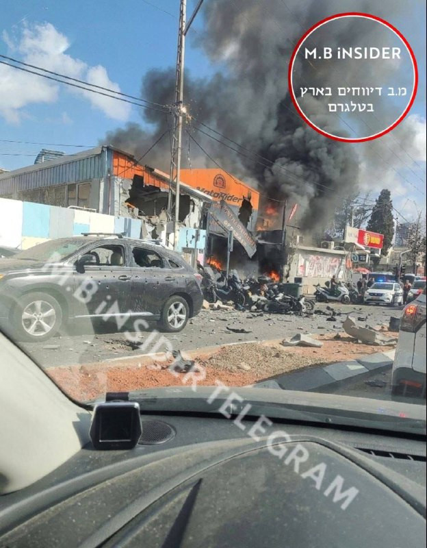 من مكان سقوط الصاروخ في بني براك حيث أصاب شقة سكنية ومركبة وتسبب بإصابة 4 بجروح طفيفة....