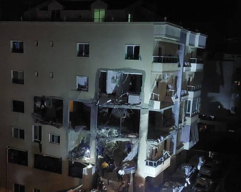 إصابات جراء استهداف بوارج الاحتلال البحرية بناية في بلدة عرمون بجبل لبنان....