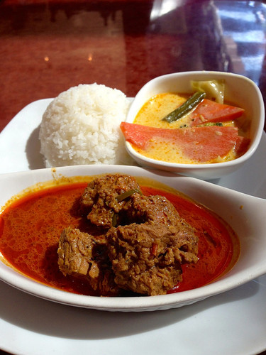 960px Rendang Beef curry served with coconut milk braised vegetables and rice.jpg
