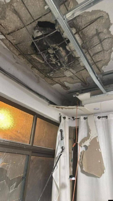 جانب من الدمار الكبير الذي خلفه سقوط شظايا صاروخ على منزل في قرية دير السودان شمال غرب رام الله....