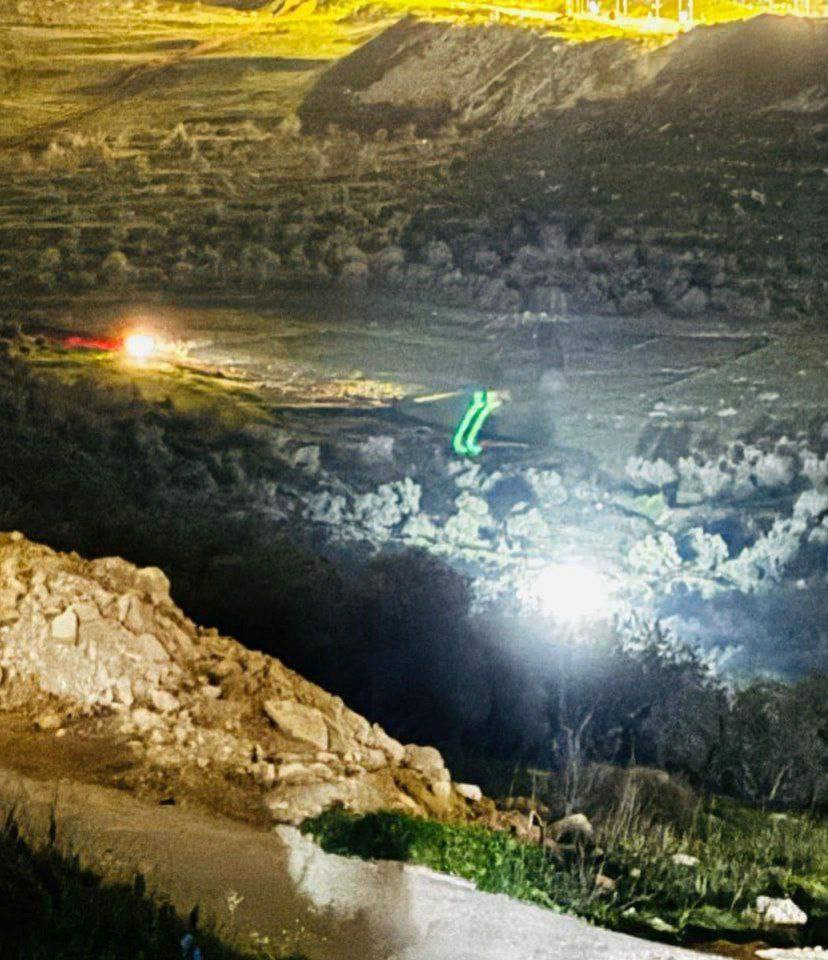 عصابات المستوطنين تشق طريقًا استيطانيًا في بلدة صرة غرب نابلس بحماية قوات الاحتلال...