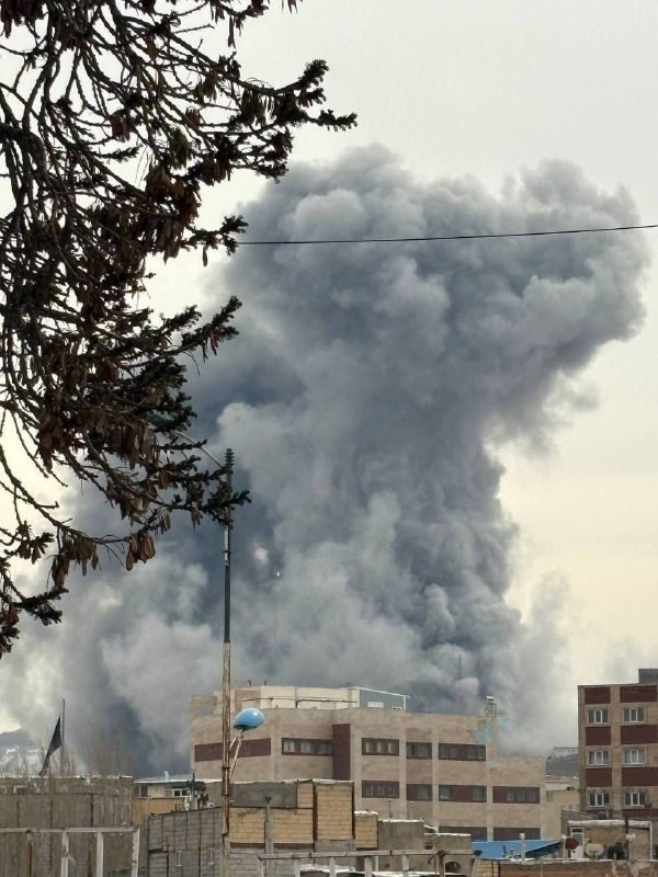 من مدينة تبريز الإيرانية بعد غارات شنها العدوان الأمريكي - الإسرائيلي عليها اليوم...