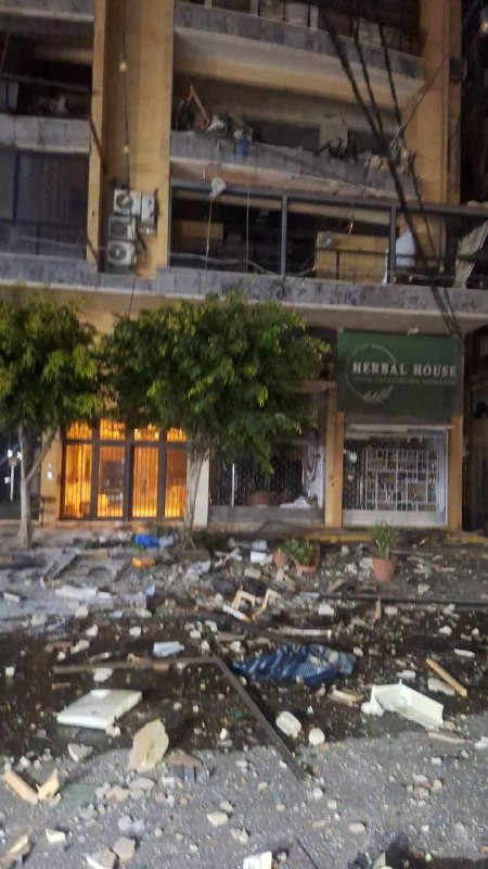 طيران الاحتلال يستهدف مبنى سكنيًا في الضاحية الجنوبية لبيروت بغارة جوية....