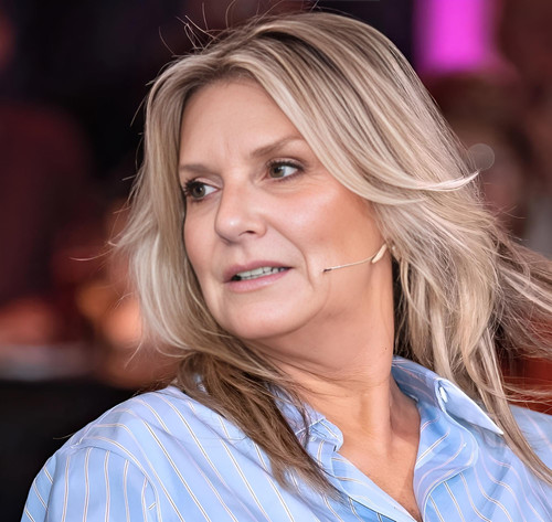 kim fisher sie ist die gastgeberin der talkshow riverboat.jpg Kopie restored.jpg