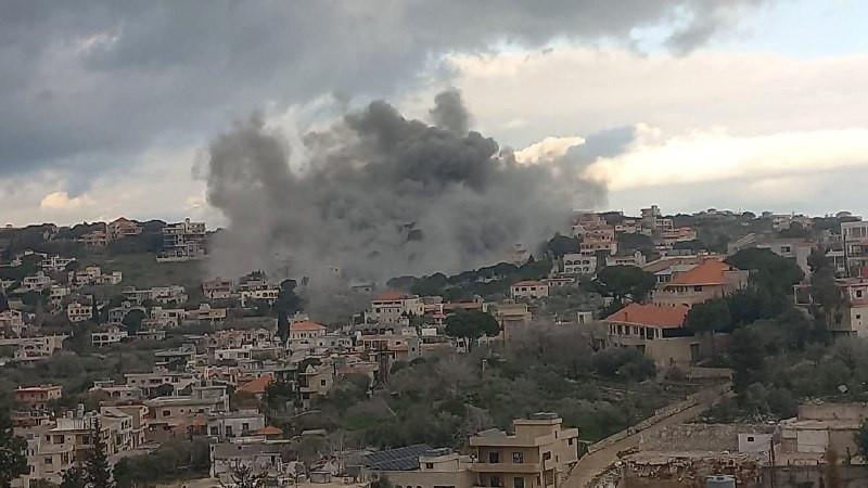 طيران الاحتلال يقصف بلدة عيناثا في جنوب لبنان....