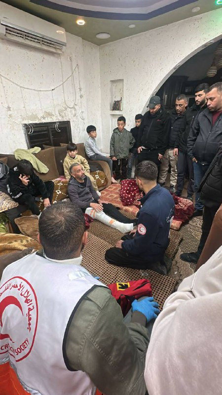 صورة| قوات الاحتلال تعتدي على الأهالي بالضرب المبرح عقب مداهمة منازلهم، خلال اقتحام مخيم الفوار جنوب الخليل....