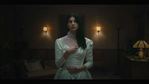 Something.Very.Bad.Is.Going.to.Happen.S01E02.Bride Shaped.Hole.1080p.NF.WEB DL.CZ EN.DD+5.1.Atmos.HD.jpg