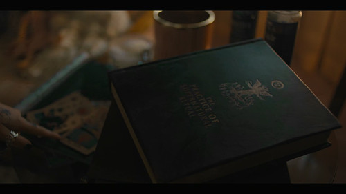 Something.Very.Bad.Is.Going.to.Happen.S01E02.Bride Shaped.Hole.1080p.NF.WEB DL.CZ EN.DD+5.1.Atmos.HD.jpg