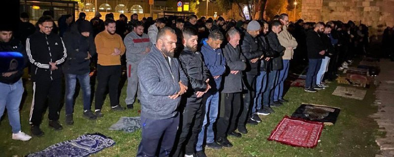 صلاة العشاء والتراويح عند باب الساهرة في مدينة القدس، مع استمرار إغلاق المسجد الأقصى من قبل قوات الاحتلال....