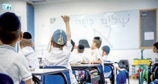 إسرائيل تقر استئناف التعليم الوجاهي تدريجياً في مناطق محددة اعتباراً من يوم غد...
