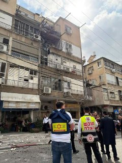 آثار القصف الإيراني الأخير قرب "تل أبيب" وسط "إسرائيل"....