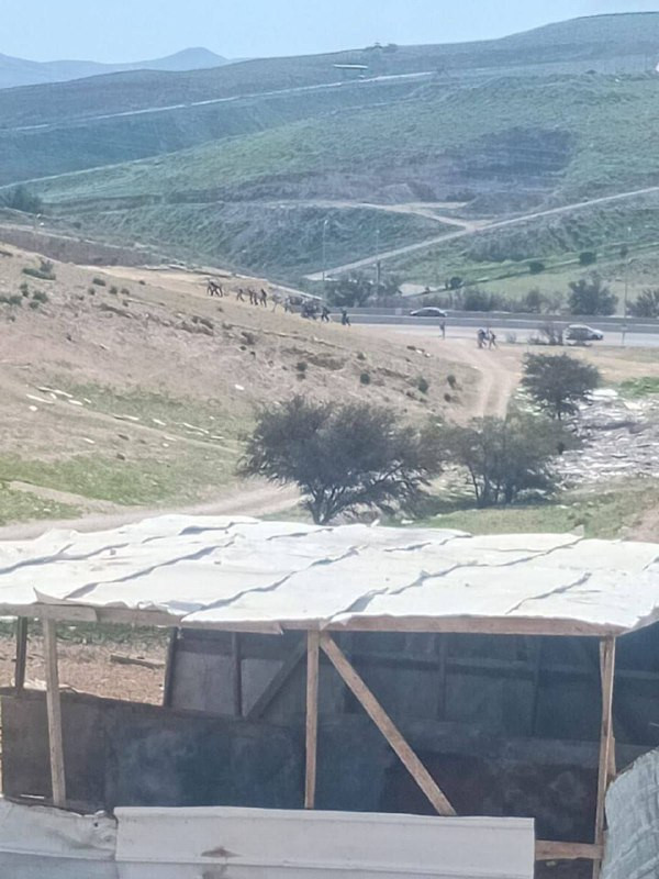 جانب من اقتحام عشرات المستوطنين تجمع بدوي بئر المسكوب قرب العيزرية جنوب شرق القدس....